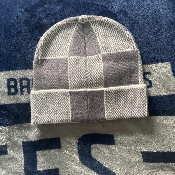 Louis Vuitton - Picture 2 of 2